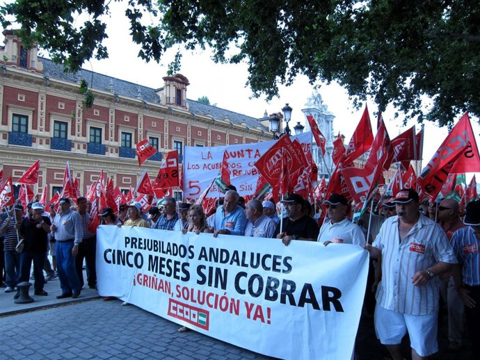 Inicio De La Manifestación De Prejubilados Por ERE Ante San Telmo