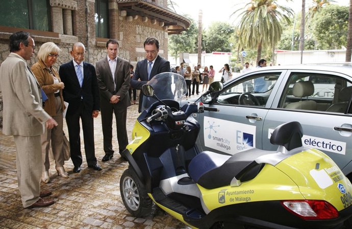 De La Calle Y Casero Antes De Las Jornadas Sobre 'Movilidad Eléctrica' En Málaga