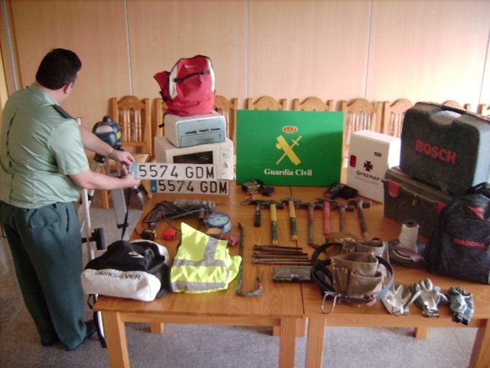 LA GUARDIA CIVIL DETUVO A TRES JÓVENES DE MARIN COMO SUPUESTOS AUTORES DE UN ROB