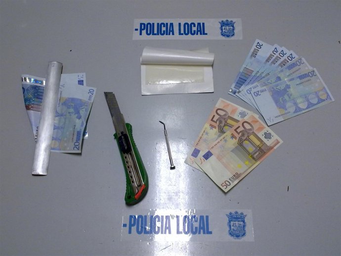 Dinero Recuperado Y Parte De Los Útiles Intervenidos Por La Policía Local