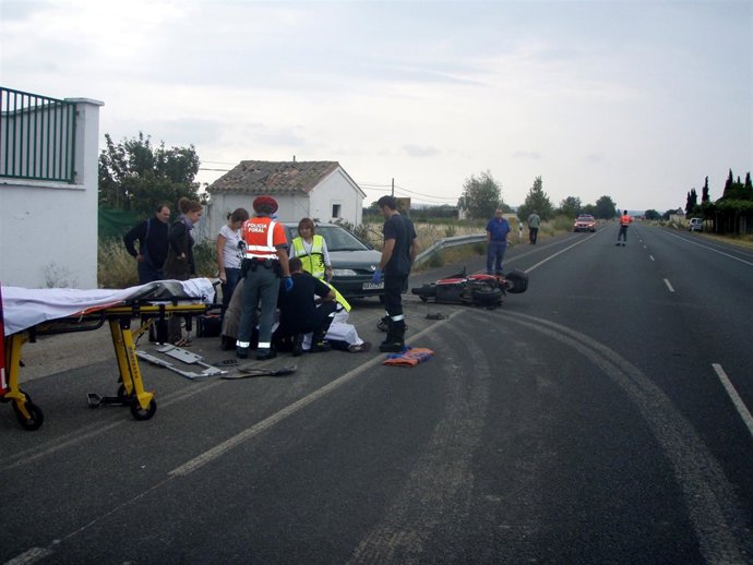 Las Asistencias Sanitarias Socorren Al Motorista Accidentado, En Peralta.