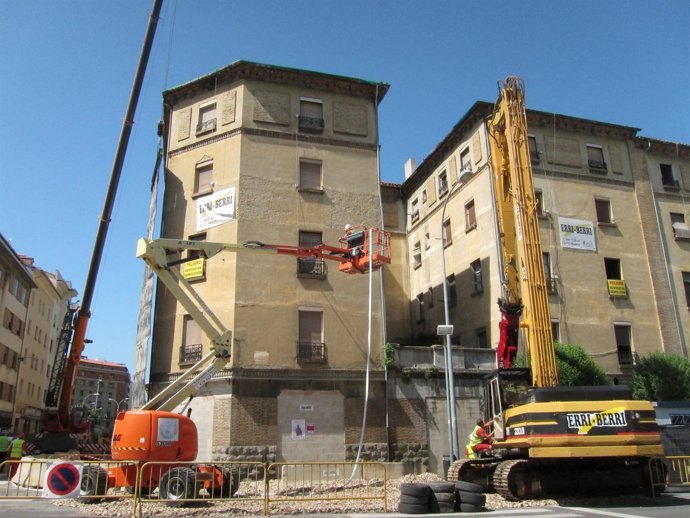Comienzo De La Demolición De La Manzana De La Calle Leyre En Pamplona.