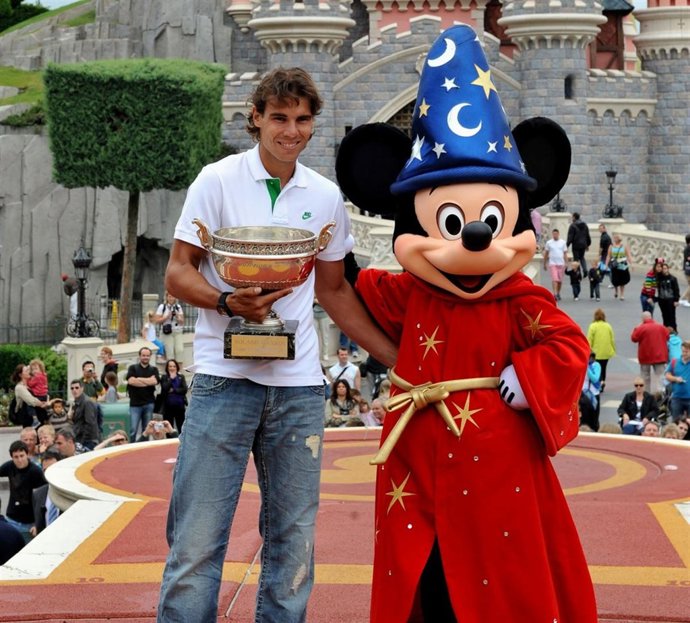 Rafa Nadal Celebra Su Triunfo En Disneyland Paris 