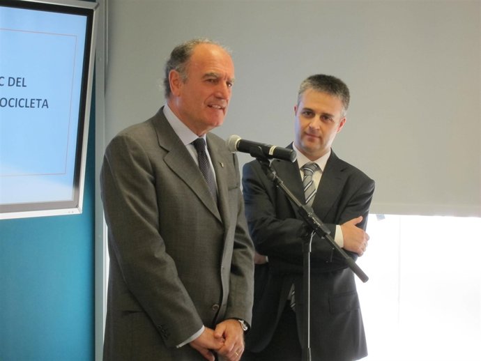 El Director General De Industria J. Sureda Y El Consejero Delegado De Rieju