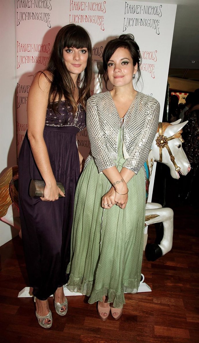 Posado De Lily Allen Y Su Hermana Sarah Owen 