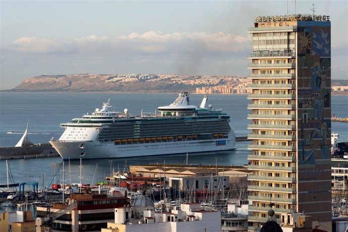 Vista Del Crucero 'Independence Of The Seas' En El Puerto De Alicante 