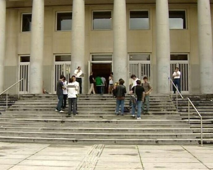 Estudiantes Esperan Para Selectividad