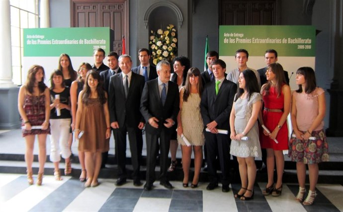 Griñán Y De La Chica Con Los Premios Extraodinarios De Bachillerato 2009-2010