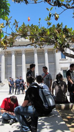 Jóvenes Del 15M Frente Al Congreso