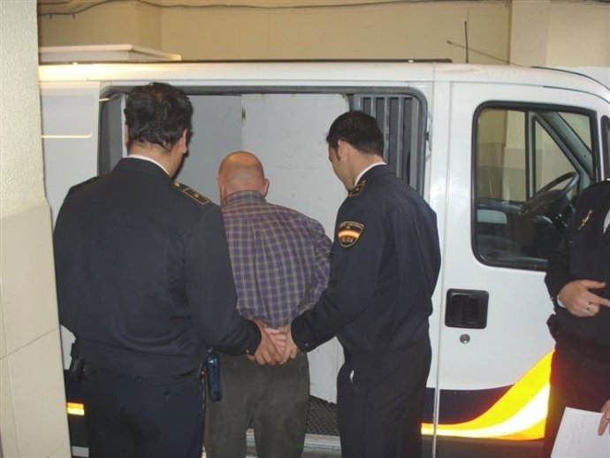 Unos Agentes Trasladan A Un Detenido, En Una Imagen De Archivo