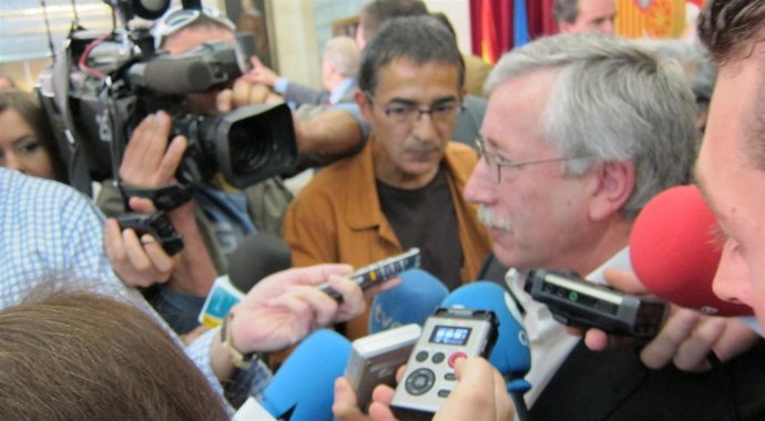 Varios periodistas entrevistan a Toxo.