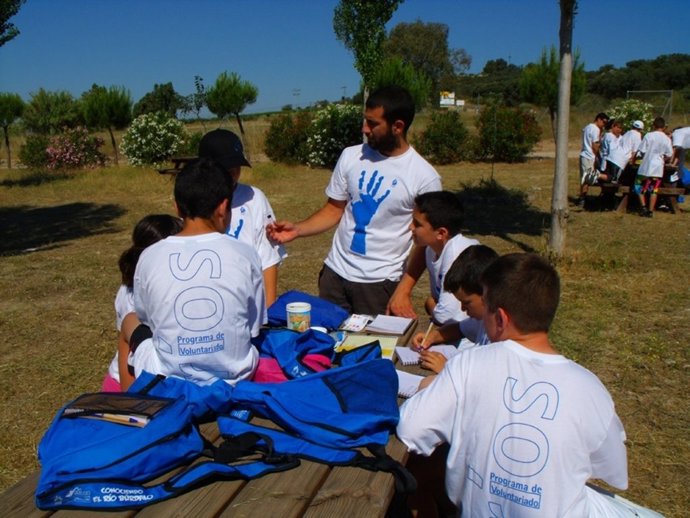 Un Monitor Con Los Alumnos Durante Las Actividades Medioambientales