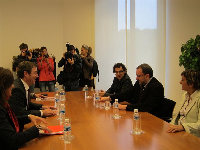 Reunión Entre El PSN E Izquierda-Ezkerra En Pamplona.