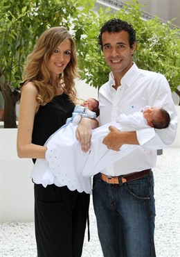 El Diestro Víctor Puerto Y Su Mujer, Noelia Margotón,  Presentan A Sus Mellizos 