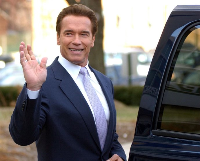 Una Imagen De Arnold Schwarzenneger saludando