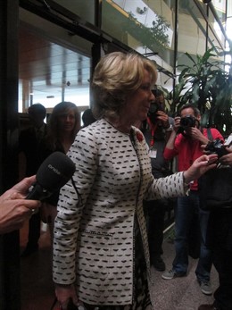 Esperanza Aguirre En Los Pasillos De La Asamblea