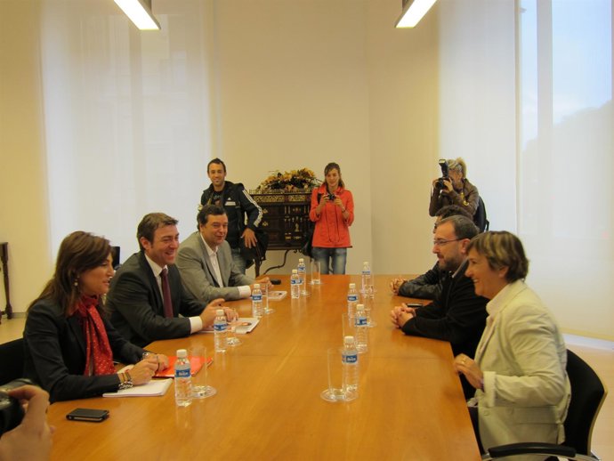 Reunión Del PSN E Izquierda-Ezkerra En Pamplona.