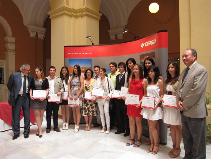 El Director De Cepsa Refinería La Rábida, Junto A Los Premiados. 