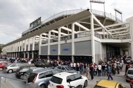 Aficionados Hacen Cola Para Sacar Su Abono, Ante El Estadio De La Rosaleda 