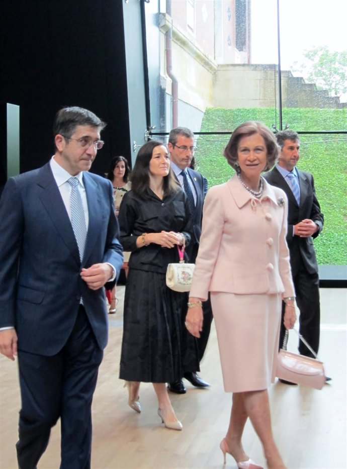 Patxi López Y La Reina Sofía En El Museo Balenciaga
