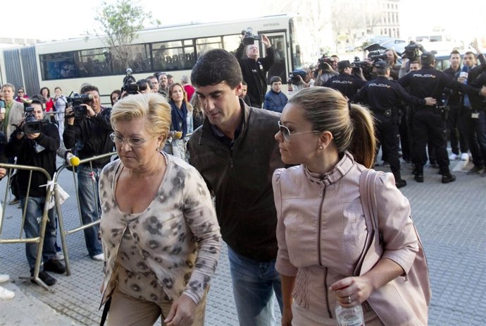 Mª Jose Campanario, Jesulín Y Remedios Torres Entrando En La Audiencia Provincia