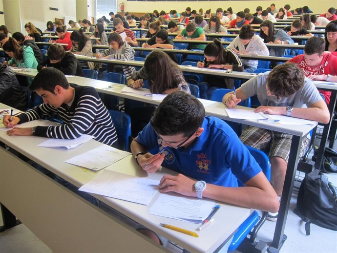 Alumnos Cursando La Selectividad O PAU