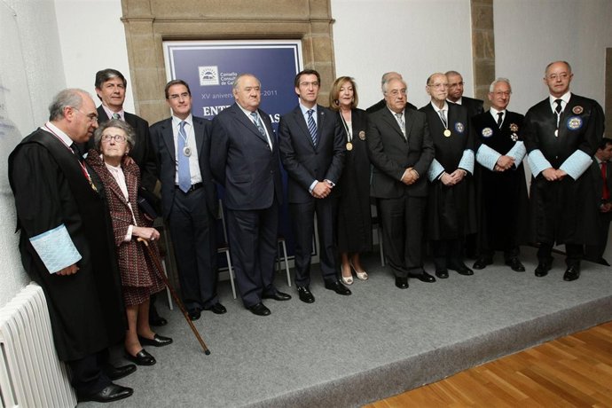 alberto nunez feijoo recibe a memoria 2010 de mans da presidenta do consello con