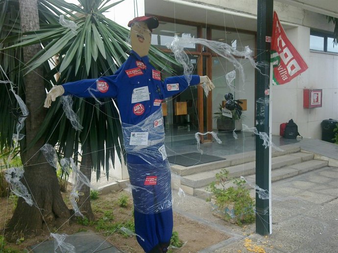 Monigote Colocado Por Los Sindicatos A Las Puertas De La Sede De La Empresa.