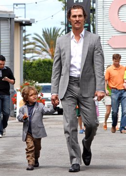 Matthew Mcconaughey Pasea Con Su Hijo Por Santa Mónica 