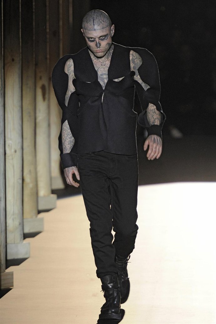 Rick Genest Desfilando Para Thierry Mugler 