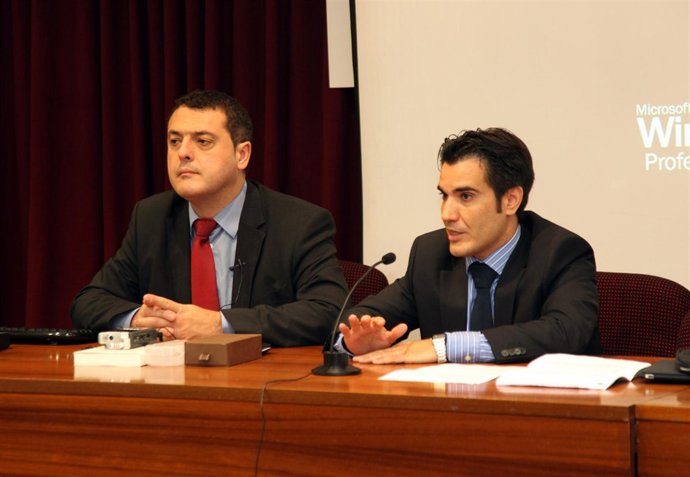 El Profesor Iñaki Piñuel Y El Director De Recursos Humanos De La CEU-UCH