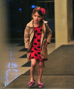 Suri Cruise Andando Por Un Centro Comercial