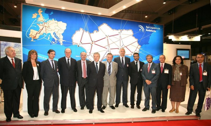 Blanco, Junto Al Gerente De La Red Logística Y Otros Dirigentes.