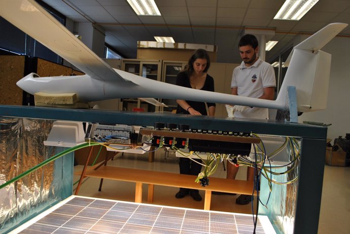 Prototipo De Avión Solar Construido Por Estudiantes De La UPC