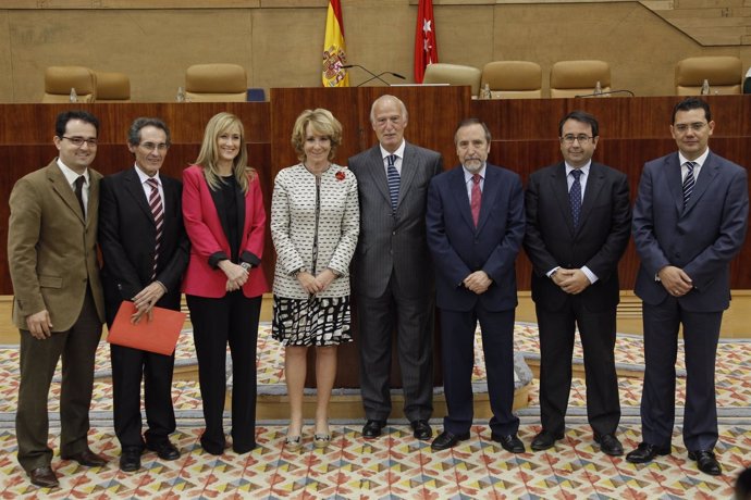 Esperanza Aguirre Con Los Miembros De La Mesa De La Asamblea