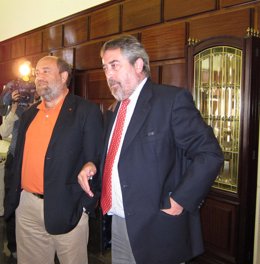 José Manuel Alonso (IU) Y Belloch Tras El Pleno En El Ayuntamiento