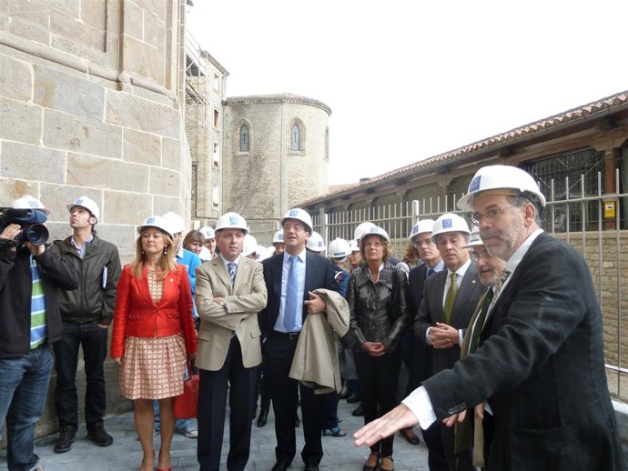 Representantes Institucionales En La Visita A La Catedral De Santa María.