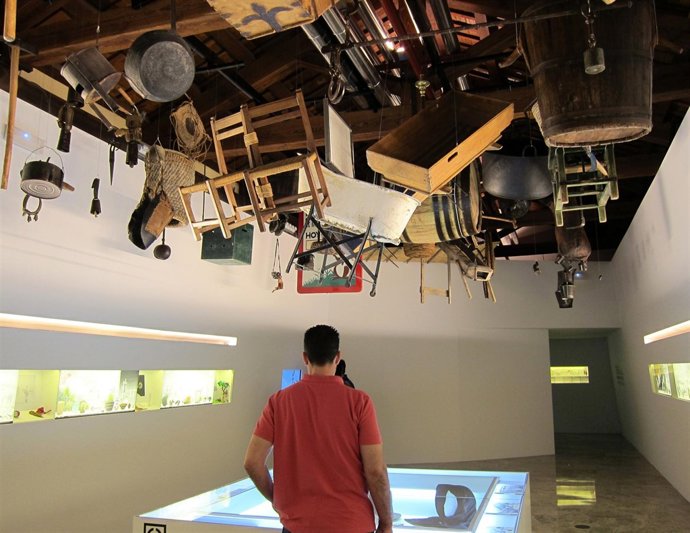 Un Visitante En La Nueva Sala Permanente Del Museu D'etnologia