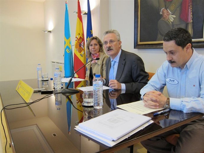 Trevín, Flanqueado Por Melle Y Otero, Antes De Firmar El Conveni