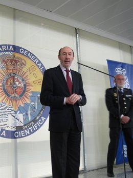 Rubalcaba Visita La Comisaría General De Policía Científica