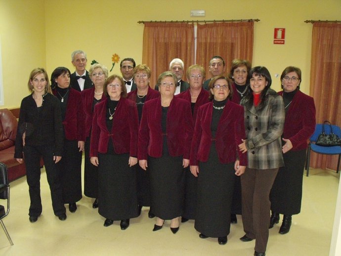 La Coral Paula Flores Junto A La Alcaldesa De Santa Amalia