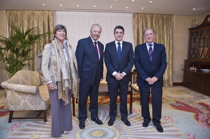 El Lehendakari, Patxi López, Con El Embajador Chileno, Sergio Romero.