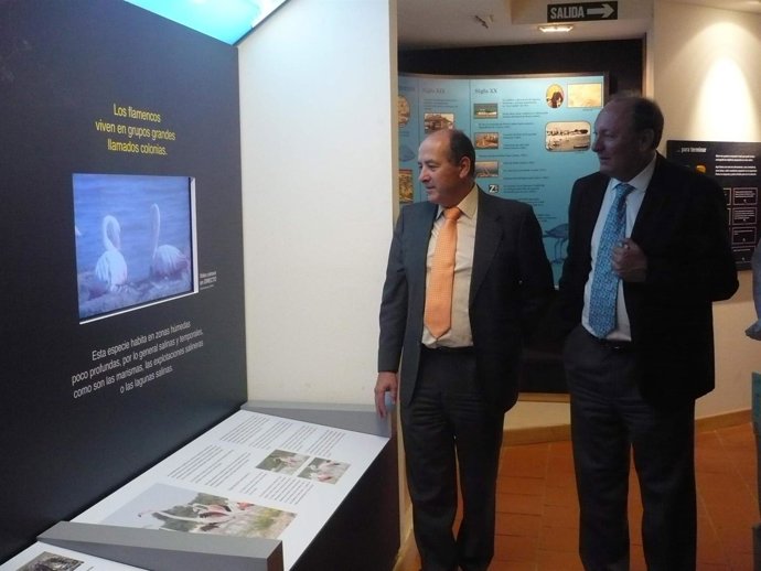 El Delegado De Medio Ambiente, Y  El Director De Cepsa Refinería La Rábida.