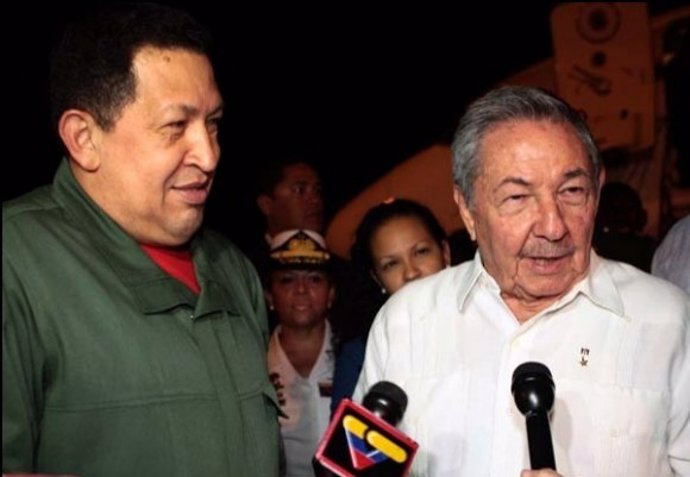 Los Presidentes Hugo Chávez Y Raúl Castro.