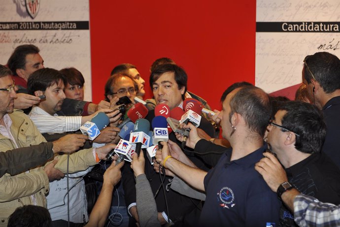 García Macua Rodeado De Periodistas En La Inauguración De Su Sede Electoral