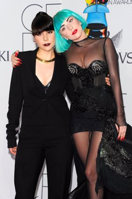 Lady Gaga Posando Con Su Hermana, Natli Germanotta, En Los CFDA