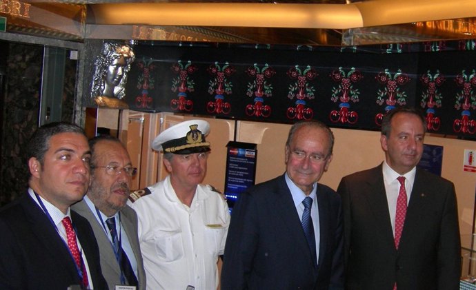 Bendodo, Linde Y De La Torre Con El Capitán De Buque Y El Representante De Costa