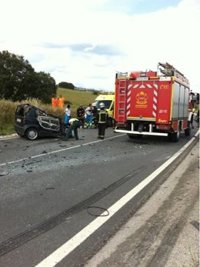 Fallece una mujer y una hombre resulta herido grave en un choque frontal entre un camión y un turismo
