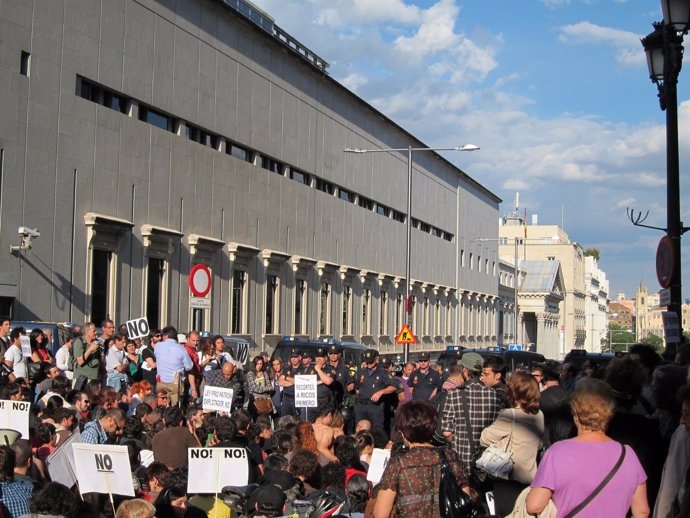 Protesta Del 15-M Ante El Congreso De Los Diputados
