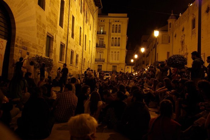 Concentración De 'Indignados' Frente A Les Corts